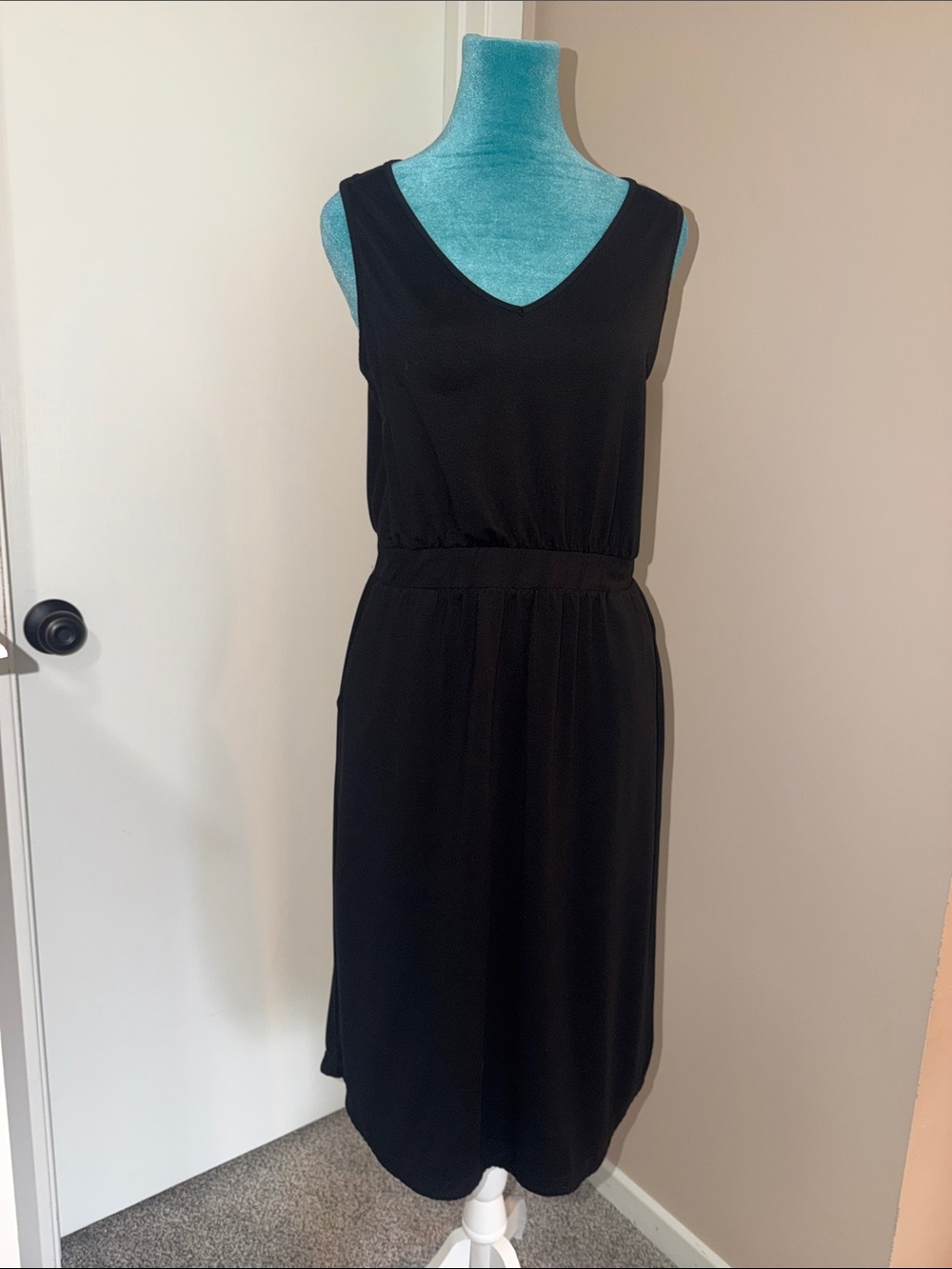 Market & Spruce Black V-Neck Sleeveless Midi Dress